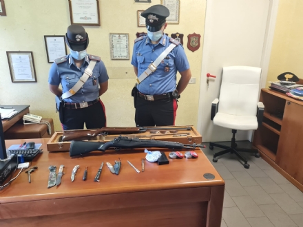 NICHELINO - Spara al vicino con un fucile ad aria compressa: arrestato dai carabinieri per atti persecutori e lesioni