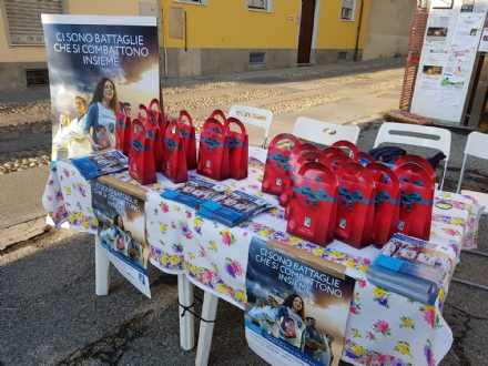LOTTA AL CANCRO - Nelle piazze i Cioccolatini della Ricerca