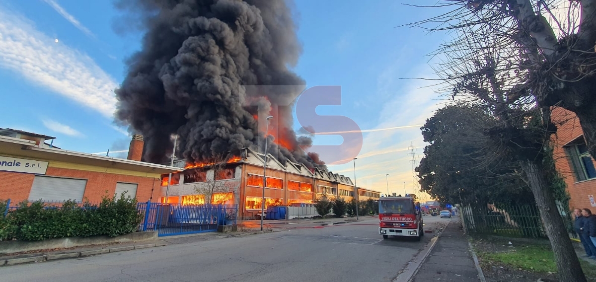 DISASTRO A BEINASCO - A fuoco il capannone di un'azienda di riciclaggio plastica: paura per l'inquinamento ambientale - FOTO
