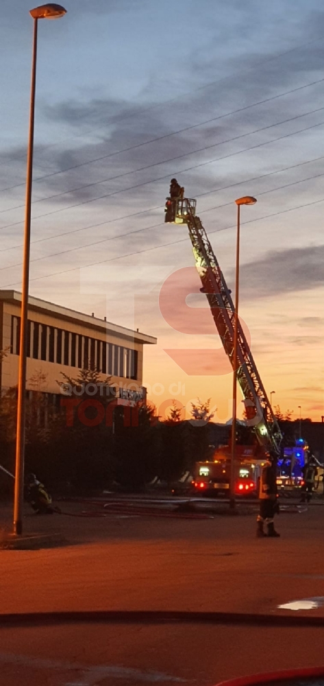 DISASTRO A BEINASCO - A fuoco il capannone di un'azienda di riciclaggio plastica: paura per l'inquinamento ambientale - FOTO