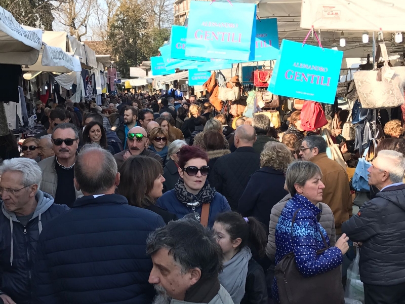 «Gli Ambulanti di Forte dei Marmi» a Moncalieri domenica 24 marzo