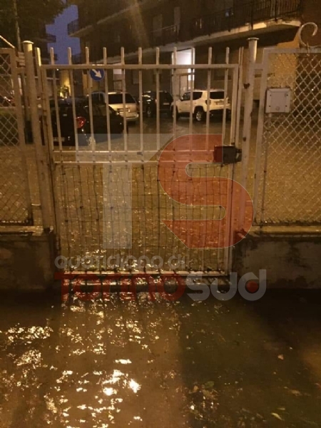 TROFARELLO - Bomba d'acqua nella notte: il forte vento sradica il tetto di una casa - VIDEO