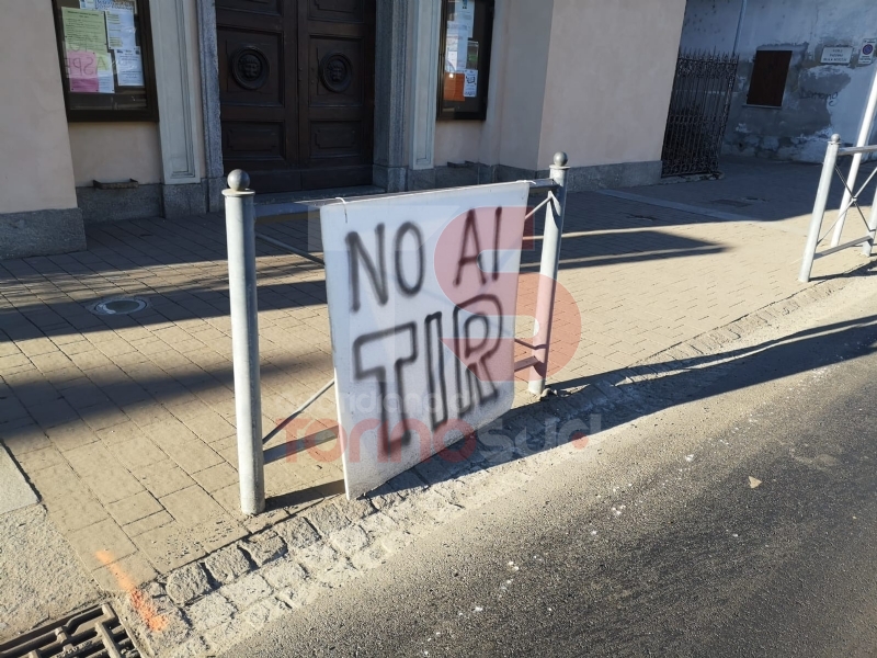 CARMAGNOLA - Borgo Salsasio in rivolta contro tir e smog