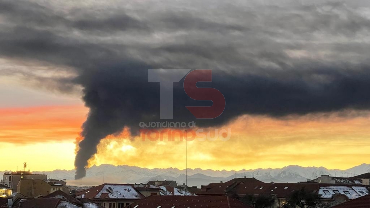 DISASTRO A BEINASCO - A fuoco il capannone di un'azienda di riciclaggio plastica: paura per l'inquinamento ambientale - FOTO