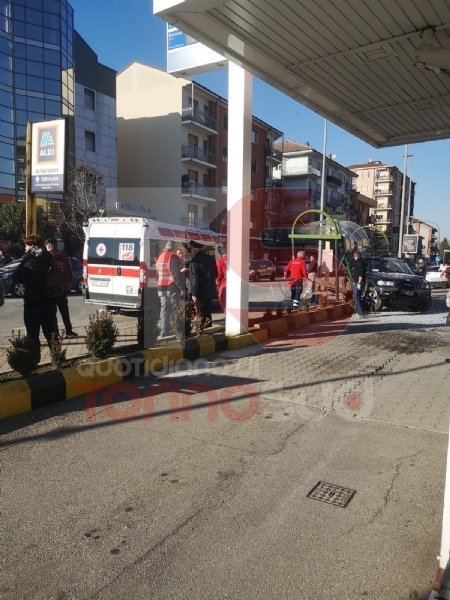 DRAMMA A CARMAGNOLA - AUTO FINISCE DENTRO LA PENSILINA DEL BUS, DONNA GRAVEMENTE FERITA - FOTO