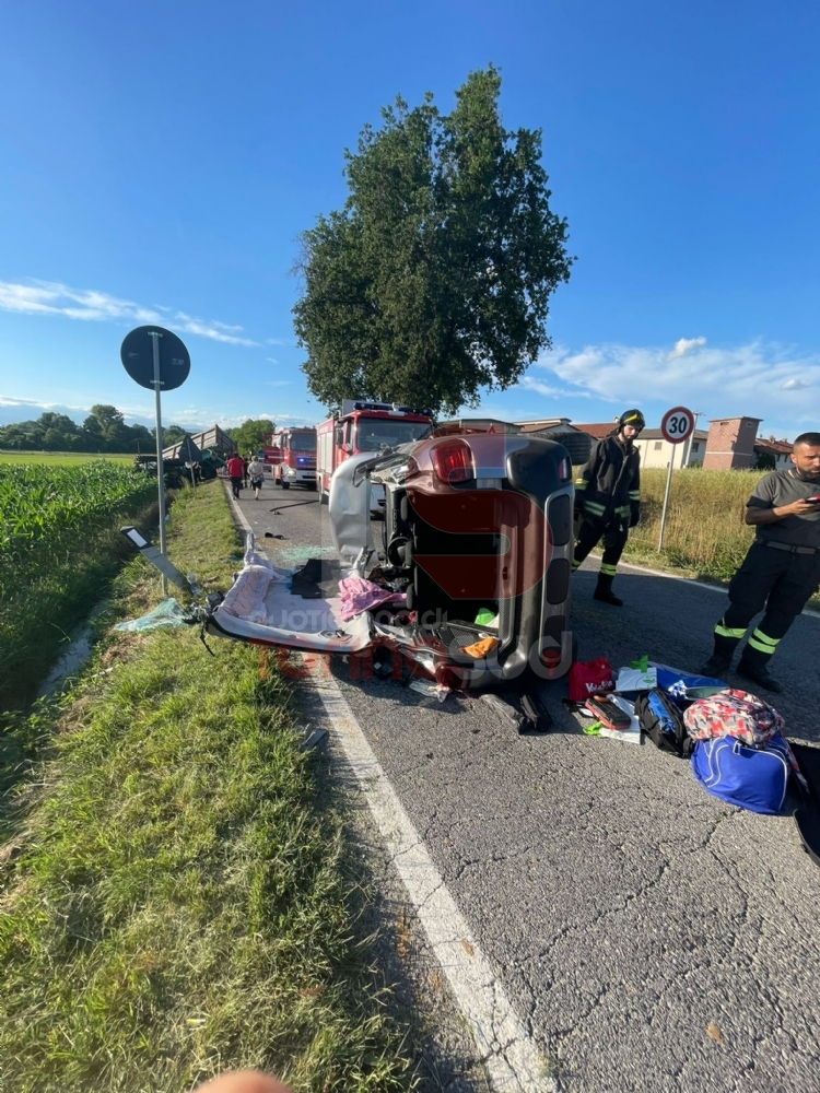 CARMAGNOLA - Brutto incidente ai Tuninetti: auto contro trattore, un uomo in ospedale