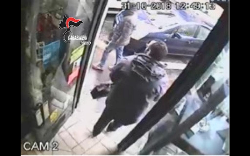 CARMAGNOLA - Rapina la banca ma viene arrestato dai carabinieri