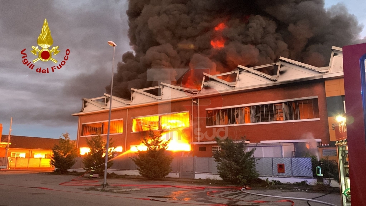 DISASTRO A BEINASCO - A fuoco il capannone di un'azienda di riciclaggio plastica: paura per l'inquinamento ambientale - FOTO