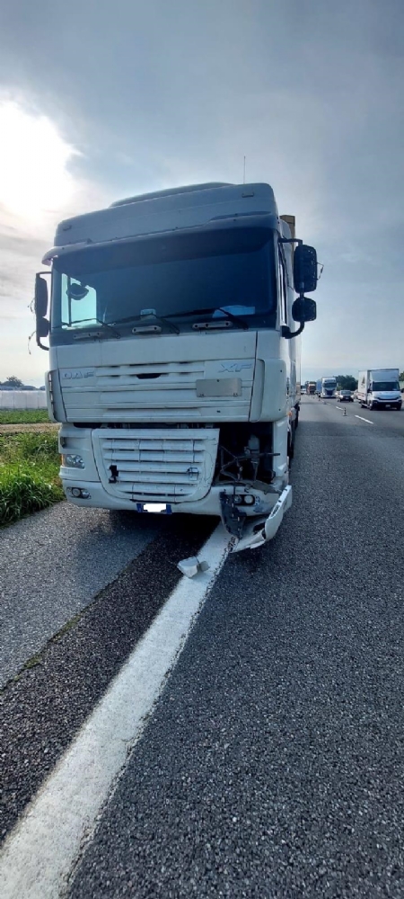 LA LOGGIA - Incidente sulla tangenziale sud, scontro tra un autoarticolato e una macchina: un ferito