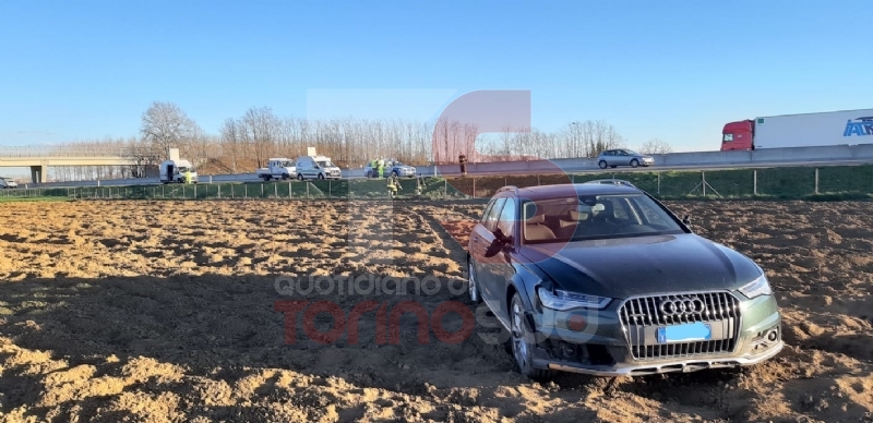 TROFARELLO - Incidente in tangenziale: auto finisce in mezzo al campo - FOTO