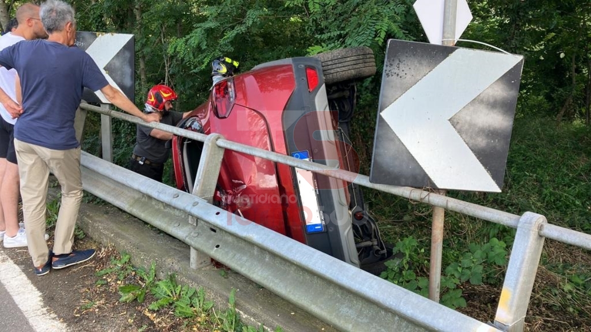 MONCALIERI - Finisce fuori strada con la macchina che resta incastrata tra alberi e guardrail: automobilista ferito - FOTO