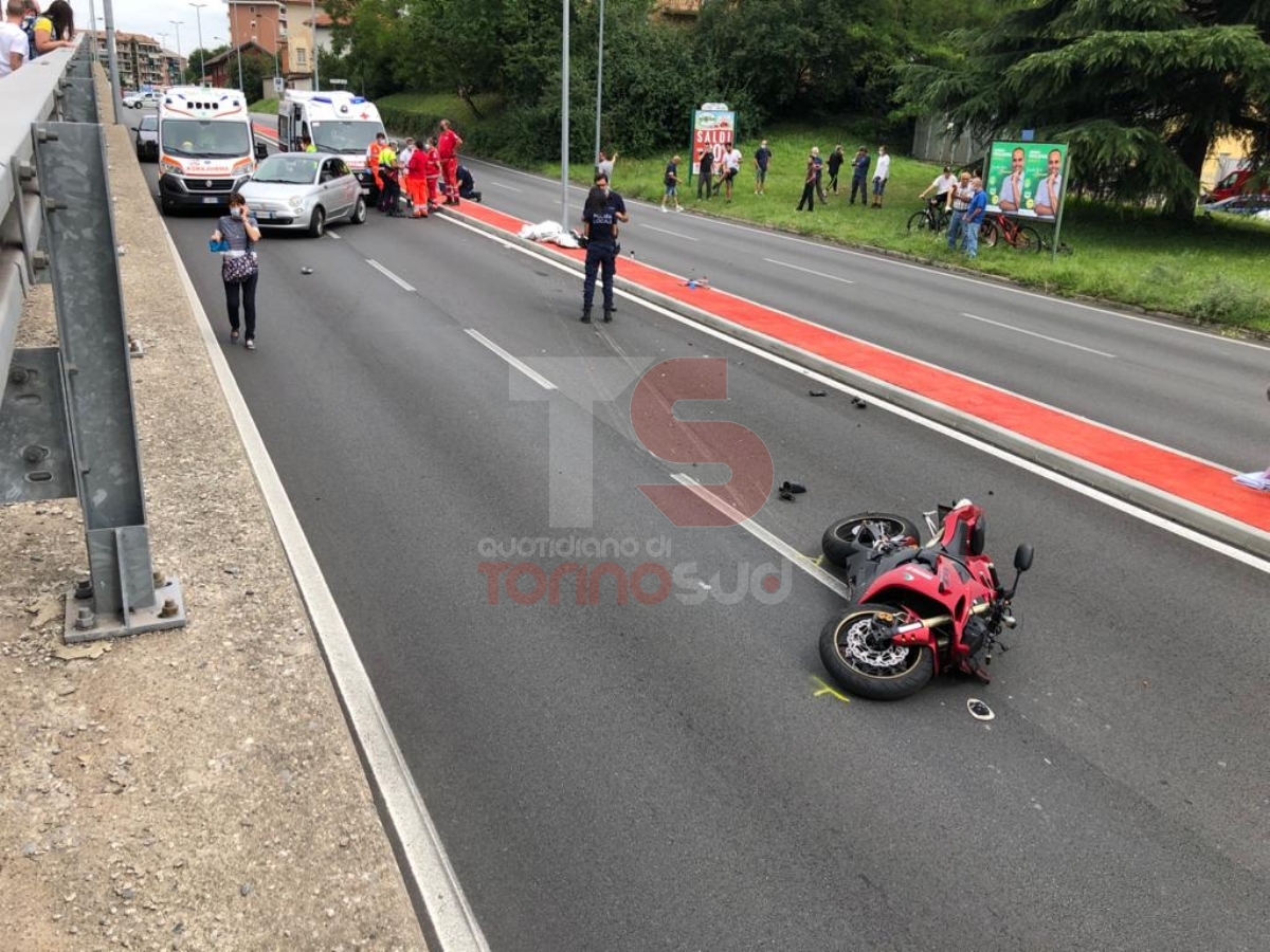 BEINASCO - Scontro auto contro moto: centauro morto sul colpo