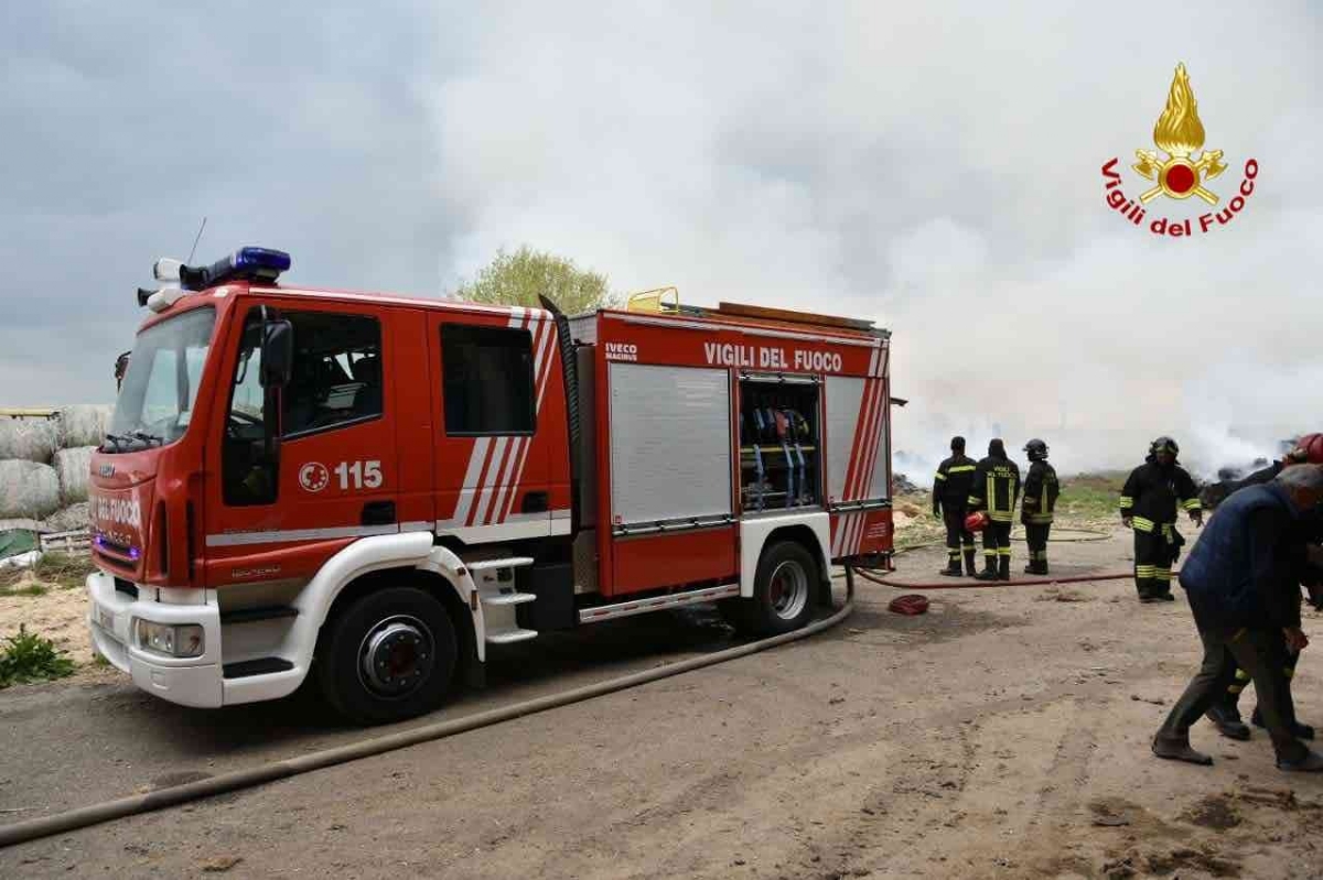CARMAGNOLA - A fuoco rotoballe di canapa sativa: intervento in forze dei vigili del fuoco in un'azienda - FOTO