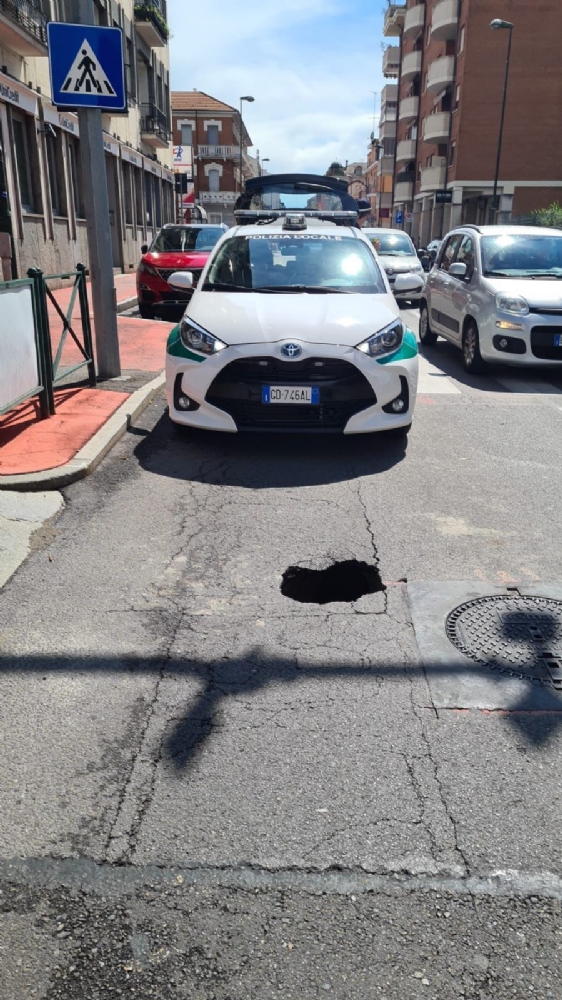 NICHELINO - Si apre una voragine nell'asfalto in via Torino, vicino al centro vaccini