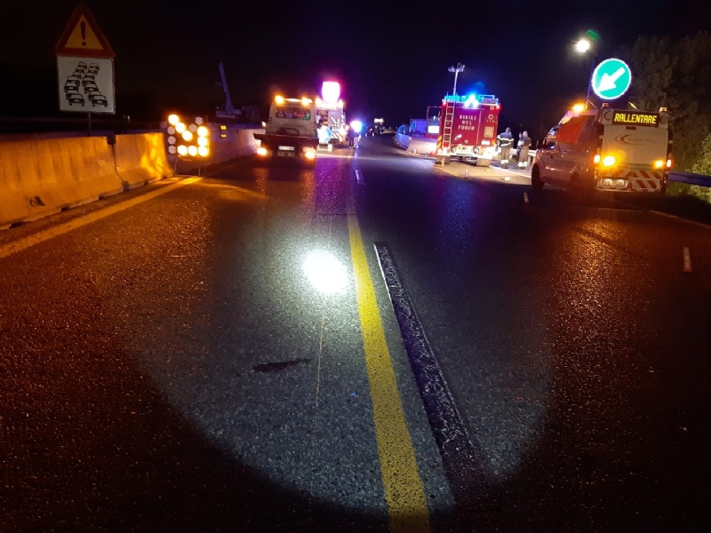 MONCALIERI - Scontro sulla sopraelevata: un'auto vola giù nella scarpata