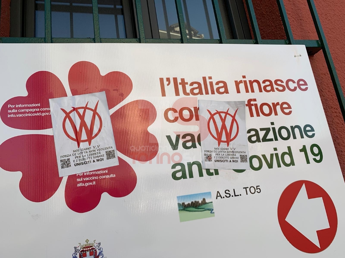 MONCALIERI - I No Vax vandalizzano l'hub vaccinale di Borgo Mercato