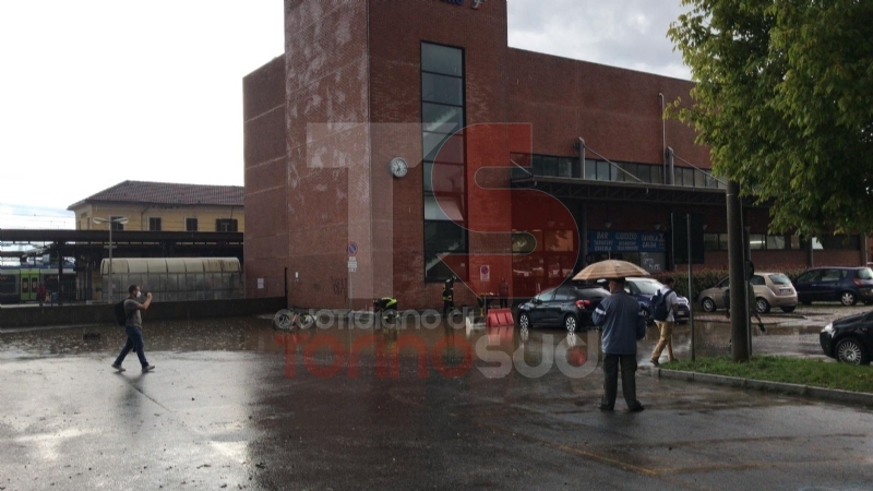 MALTEMPO - Nubifragio: a Trofarello dieci persone evacuate. A Moncalieri i pompieri salvano due automobilisti bloccati nel tunnel allagato - FOTO