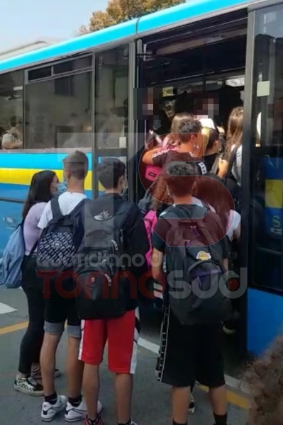 ZONA SUD-OVEST - Assembramenti sui bus, studenti uno sopra l'altro: la protesta delle famiglie - FOTO
