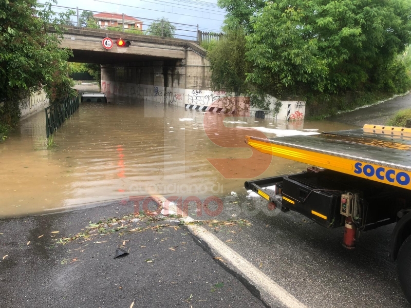 MALTEMPO - Nubifragio: a Trofarello dieci persone evacuate. A Moncalieri i pompieri salvano due automobilisti bloccati nel tunnel allagato - FOTO