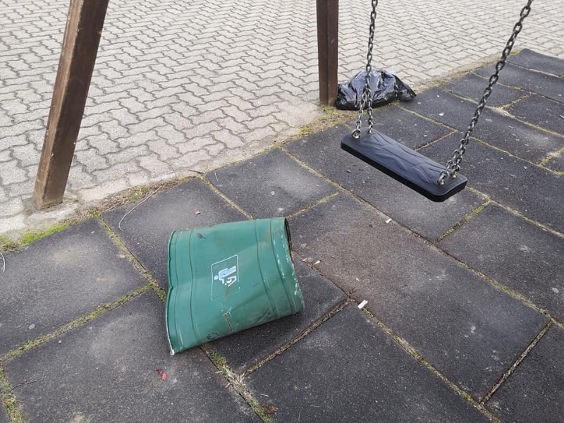 ORBASSANO - Passano il sabato sera a sfasciare i cestini dei rifiuti del parco dell'Orca Gialla