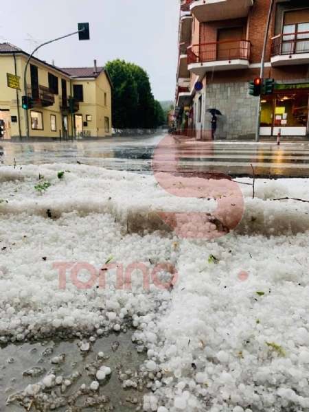 MALTEMPO - Nubifragio: a Trofarello dieci persone evacuate. A Moncalieri i pompieri salvano due automobilisti bloccati nel tunnel allagato - FOTO