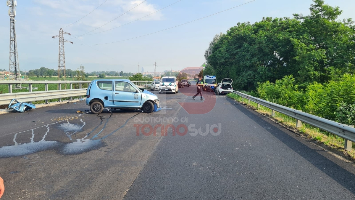 MONCALIERI - Spaventoso schianto in corso Savona, tre feriti: una persona grave al Cto - FOTO