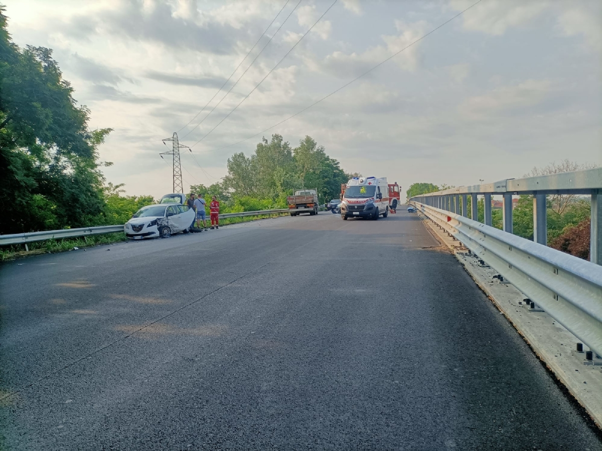 MONCALIERI - Spaventoso schianto in corso Savona, tre feriti: una persona grave al Cto - FOTO