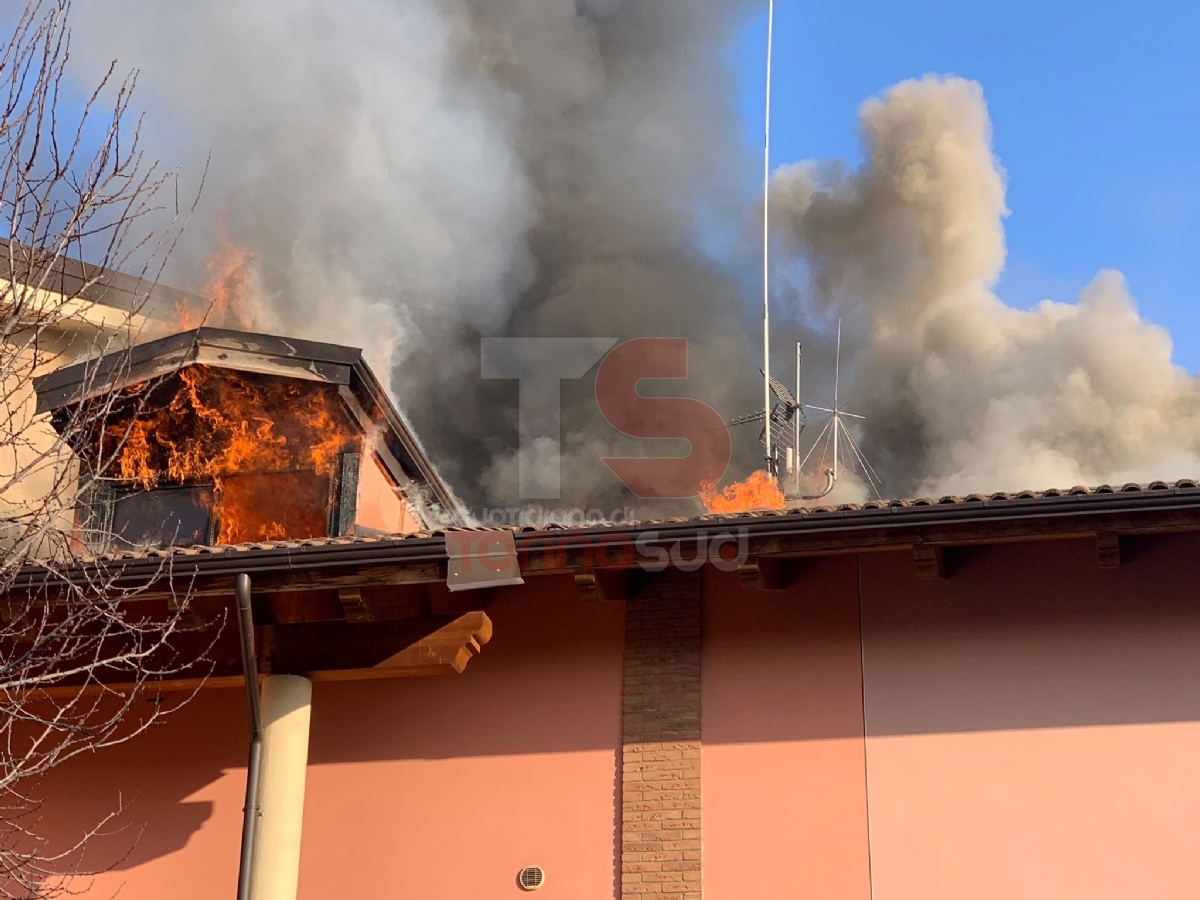 CANDIOLO - Incendio divora il tetto di una casa: una persona intossicata dal fumo - FOTO