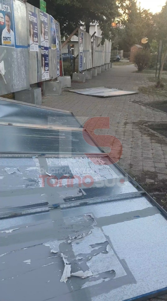 BEINASCO - Vento forte nella notte: abbattuti i cartelloni elettorali