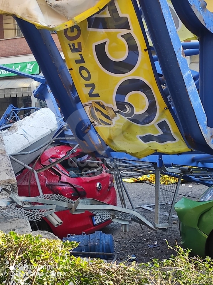 DRAMMA A TORINO - Crolla una gru, tre morti e tre feriti a seguito di un incidente sul lavoro - FOTO