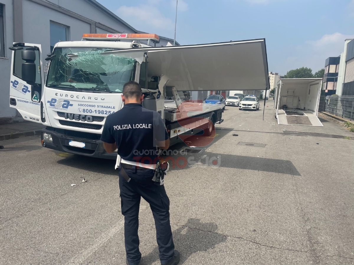 MONCALIERI - Spaventoso incidente, carroattrezzi sventrato dalla sponda di un furgone - FOTO
