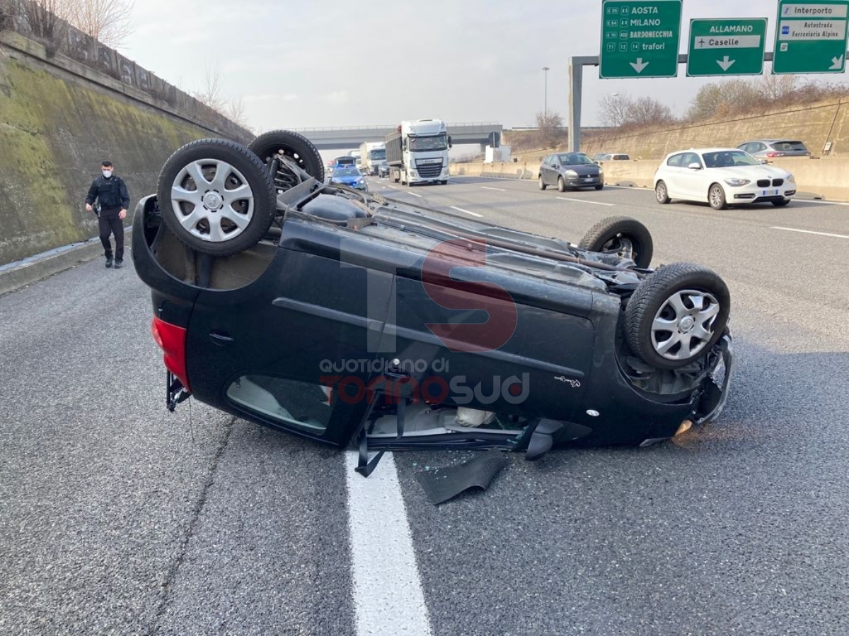 ORBASSANO - Incidente in tangenziale: auto ribaltata e due feriti