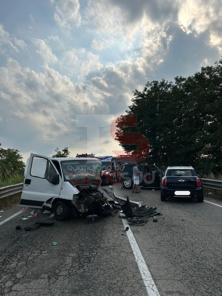 CARMAGNOLA - Terribile incidente: cinque feriti, due gravi. Anche una bimba coinvolta - FOTO