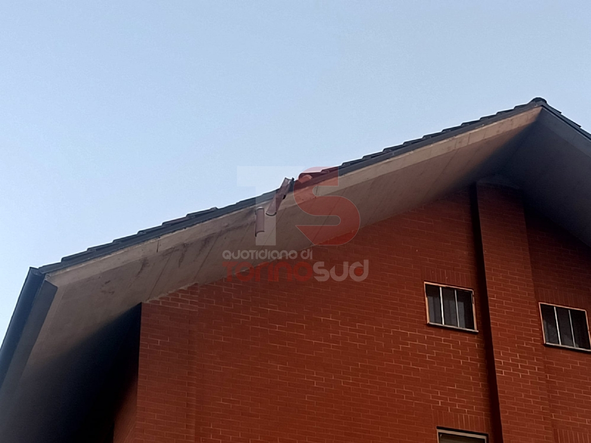 TORINO SUD - Notte di paura per il forte vento: case scoperchiate, impalcature crollate e alberi caduti - FOTO