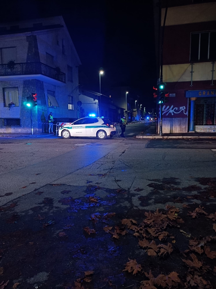 NICHELINO - Rischio voragine in via Milano: strada chiusa dagli agenti di Polizia municipale - FOTO