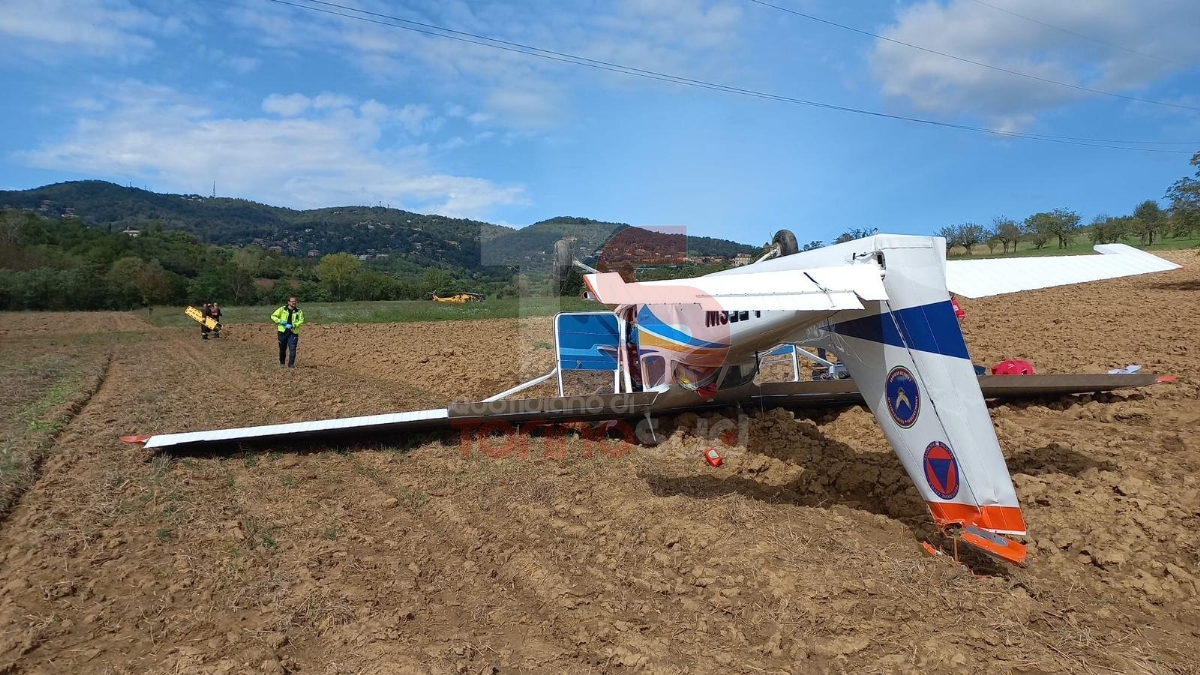 MONCALIERI - Atterraggio di emergenza di un aereo ultraleggero in collina