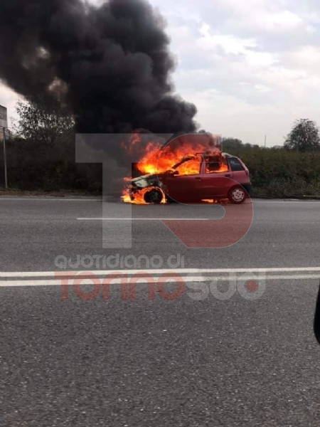 ORBASSANO - Brucia auto in marcia, paura in circonvallazione