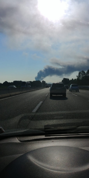 INCENDIO IN AZIENDA A SETTIMO - Enorme colonna di fumo nero su tutta Torino - FOTO