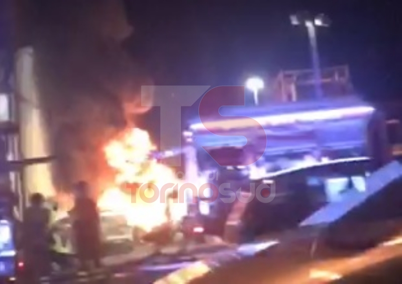 MONCALIERI - Grave incendio nella notte nel deposito di gomme di strada Carignano - LE FOTO -