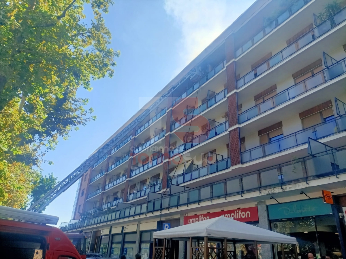 MONCALIERI - Incendio in un appartamento di corso Savona 6, fiamme alte e colonna di fumo densa - LE FOTO -
