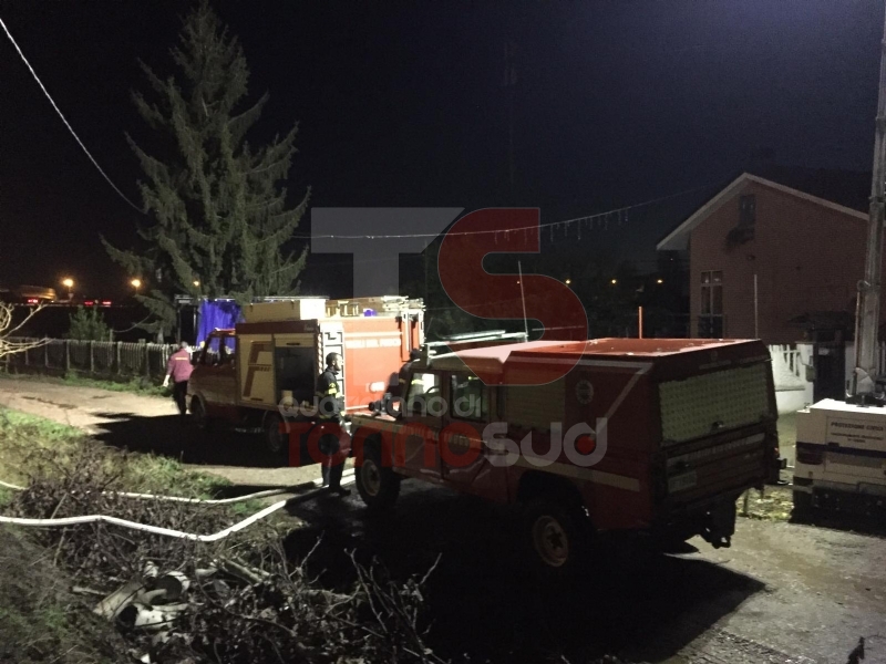 MONCALIERI - Vigili del fuoco e operatori comunali al lavoro per prosciugare gli ultimi residui d'acqua