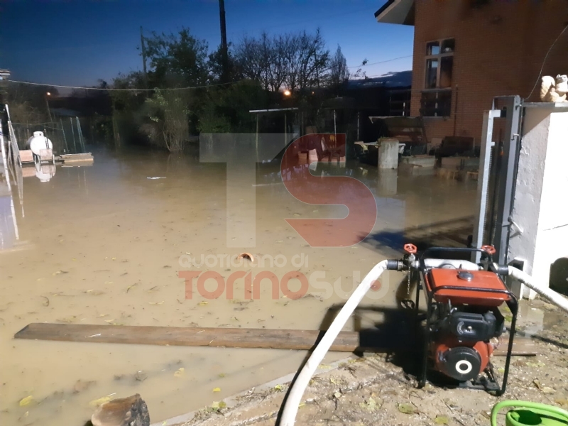MONCALIERI - Vigili del fuoco e operatori comunali al lavoro per prosciugare gli ultimi residui d'acqua