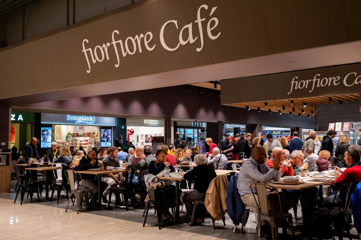 BEINASCO - L'Ipercoop ha riaperto completamente rinnovato: ospiti d'eccezione Juliana Moreira e la «iena» Filippo Roma - FOTO