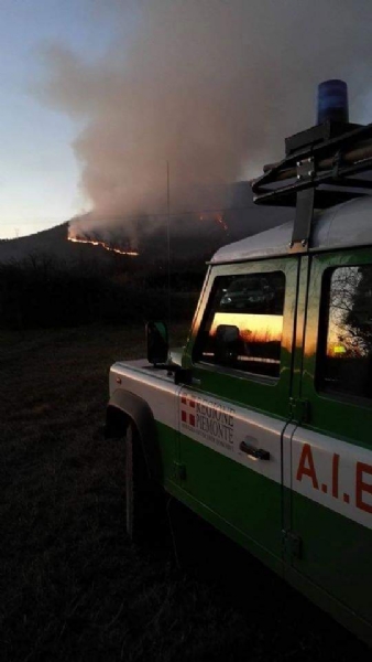 SANGANO - Incendio sul monte San Giorgio sotto la punta Pietraborga