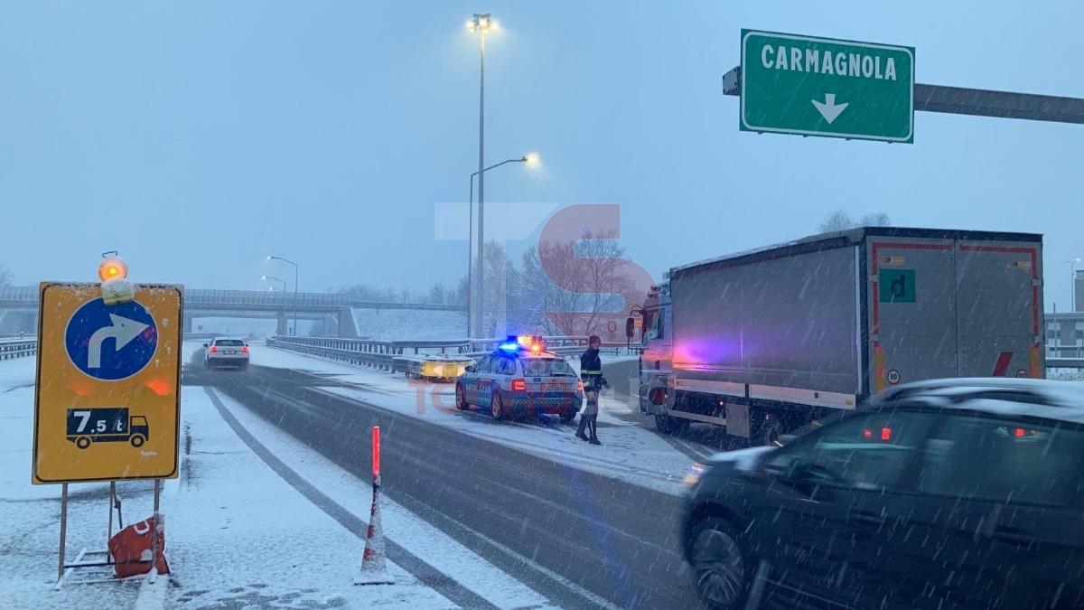 TORINO SUD - Neve su tutta la zona: sull'autostrada A6 uscita obbligatoria a Carmagnola per i mezzi pesanti