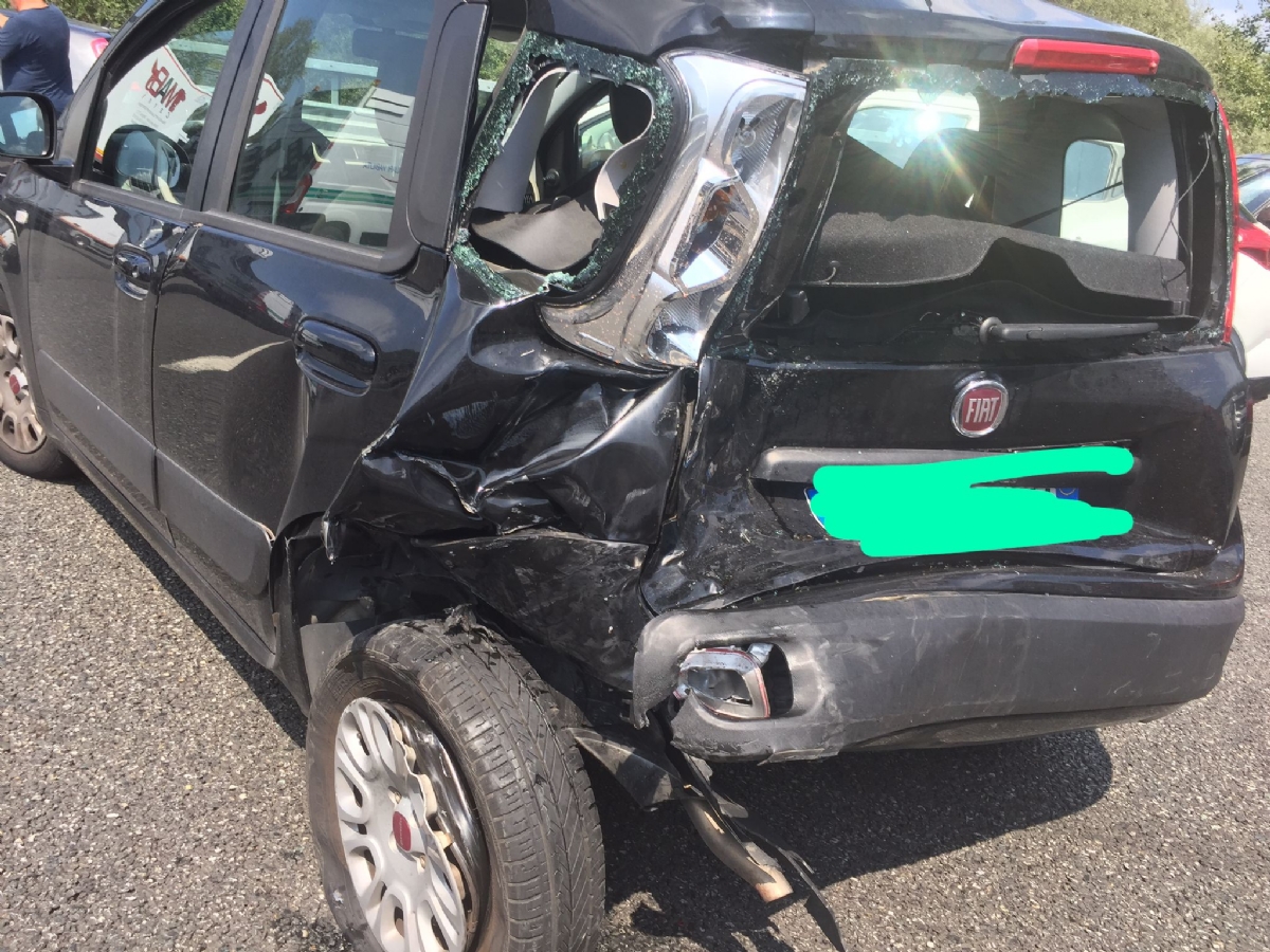 BEINASCO - Schianto tra 4 veicoli in tangenziale: camper finisce ruote all'aria - FOTO