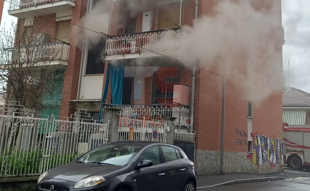 NICHELINO - Paura per un incendio in un appartamento di via Di Nanni - LE FOTO -