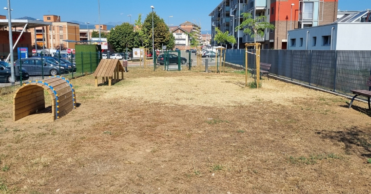 ORBASSANO - Lavori finiti: ora è aperta la nuova area cani di via Cervetti - FOTO