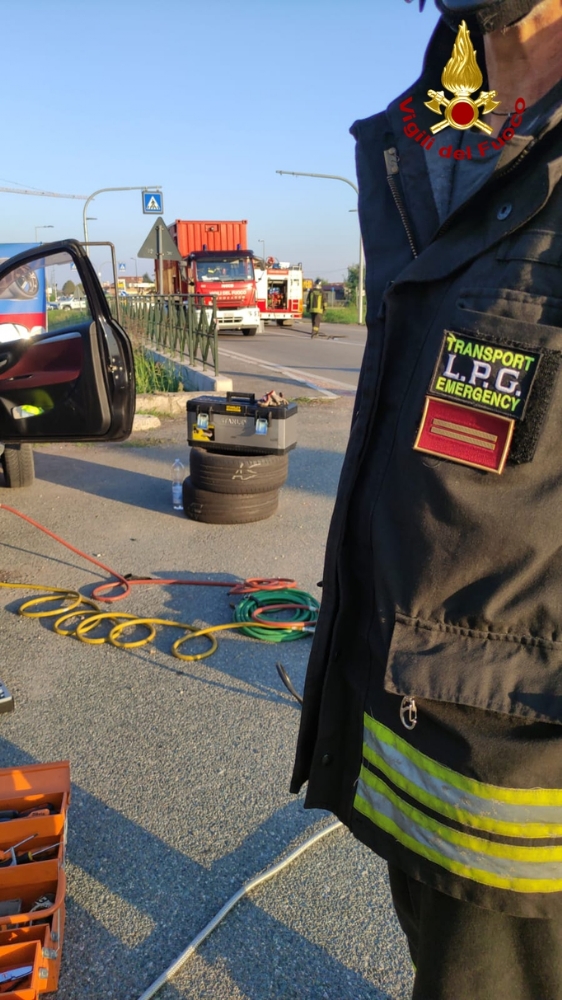 RIVALTA - Vigili del fuoco ad un distributore per una perdita di metano. Traffico chiuso in via Giaveno - LE FOTO -