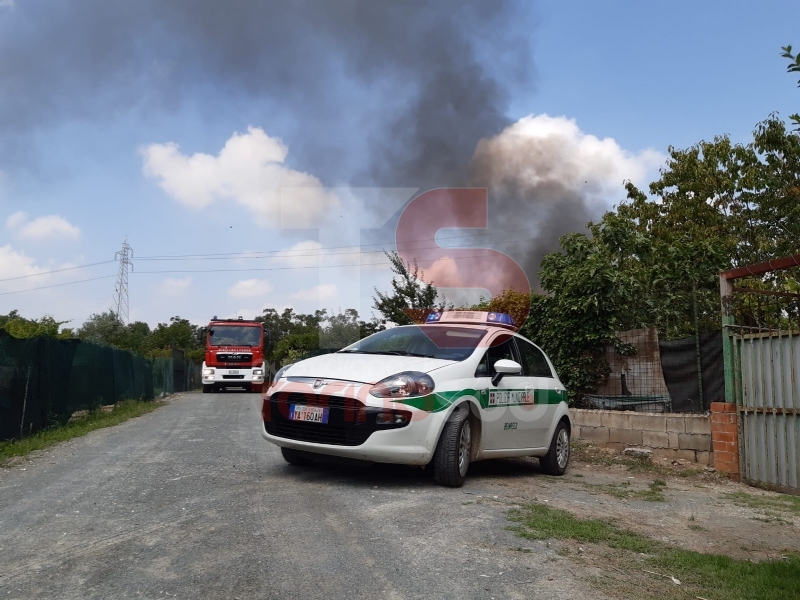 BEINASCO - Incendio in un orto a Borgaretto: cascina distrutta e fumo visibile a chilometri